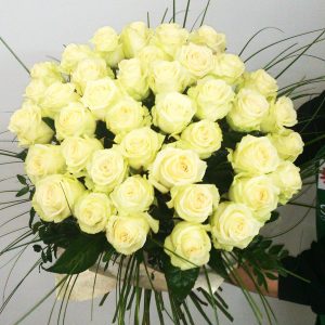 Kytica z 50 bielych ruží