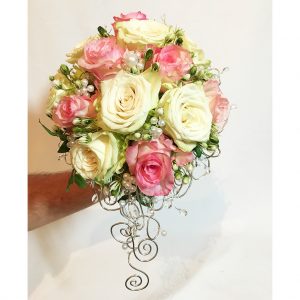 Elegantná svadobná kytica s perličkami