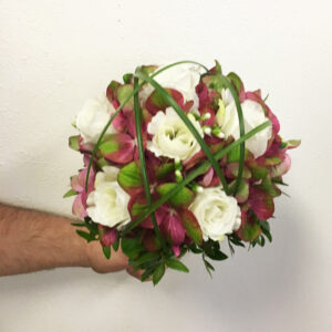 Kombinovaná kytica z bielymi ružami