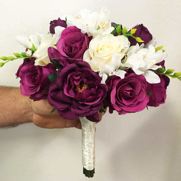 Umelá fialovo biela svadobná kytica